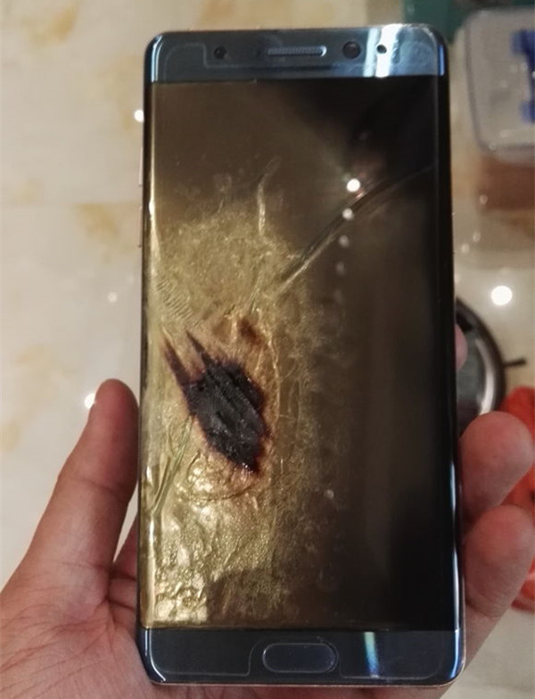 此外，該用戶還曬出了此前收到手機時在發(fā)在朋友圈的開箱圖，這款珊瑚藍版Note7是在9月2日左右拿到貨，從三星官網(wǎng)查詢這臺機器的IMEI號碼可知，該機的意外損壞保險服務開始時間為9月3號，并非三星官方召回的1858臺測試體驗機。