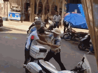 嫌疑男子涉嫌無證駕駛摩托車，且車輛違規(guī)加裝遮陽傘并在行駛時不戴安全頭盔，辱罵毆打執(zhí)法交警。 本文圖片均來自 廣西梧州在線警務(wù)