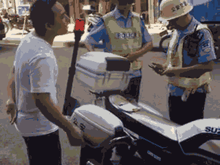 廣西梧州一男子騎車違法加裝遮陽傘，辱罵腳踹執(zhí)法交警被拘