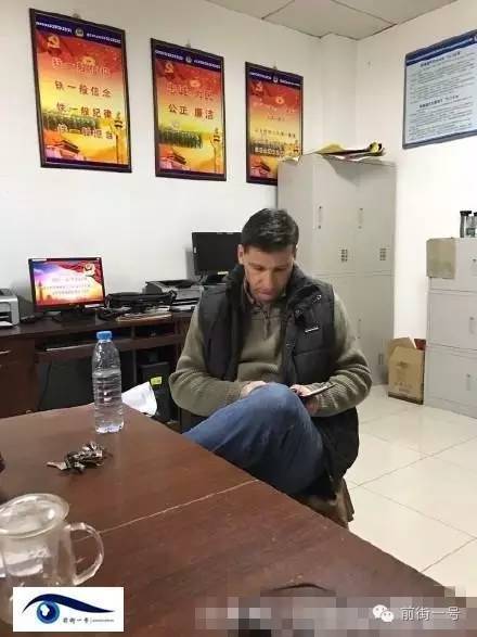 該外籍男子在派出所接受詢問。（網(wǎng)友供圖）