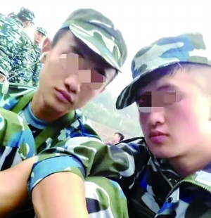 入學(xué)軍訓(xùn)時，滕某（左）和蘆海清的合影