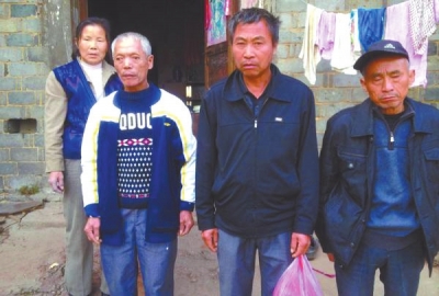 已被判死緩、在獄中服刑的4個(gè)村民的家人一直在為兒子喊冤。圖片來自網(wǎng)絡(luò)