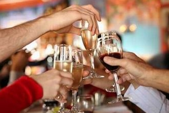 男子拼酒憋爆食管 你還敢這樣喝酒嗎？(組圖)