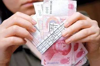 最低工資標(biāo)準(zhǔn)上調(diào)，在原最低工資標(biāo)準(zhǔn)線的勞動者工資將提高，到手工資會跟著上漲。