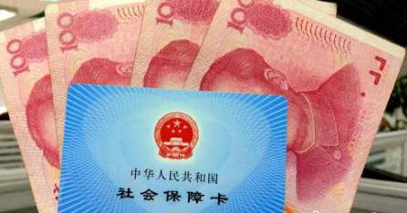 從今年1月1日開始，原有的失業(yè)保險(xiǎn)費(fèi)率是1.5%的有22個(gè)省份，包括新疆生產(chǎn)建設(shè)兵團(tuán)，可以在確保失業(yè)保險(xiǎn)金按時(shí)足額發(fā)放、穩(wěn)崗補(bǔ)貼順利實(shí)施的基礎(chǔ)上，可以降低0.5個(gè)百分點(diǎn)。個(gè)人的費(fèi)率不超過單位的費(fèi)率。