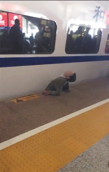 視頻顯示，一男子下半身被卡在站臺與列車之間縫隙。