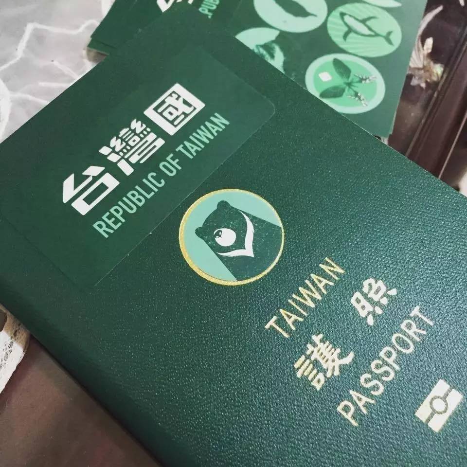 環(huán)環(huán)一直排在這個(gè)女孩后面，想看看日本入境官員如何處理這個(gè)令人啼笑皆非的所謂“臺(tái)灣國(guó)”。