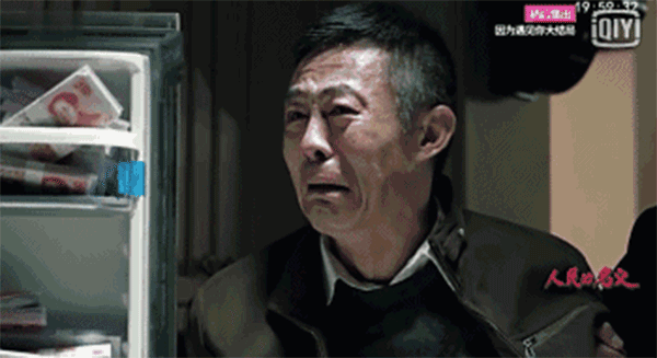 查案人員搜出的2.3億現(xiàn)金，從銀行運(yùn)來(lái)十二臺(tái)點(diǎn)鈔機(jī)，竟然燒壞了六臺(tái)。