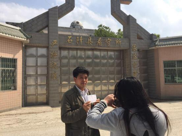 陳全松父親給看守所中的兒子交生活費。