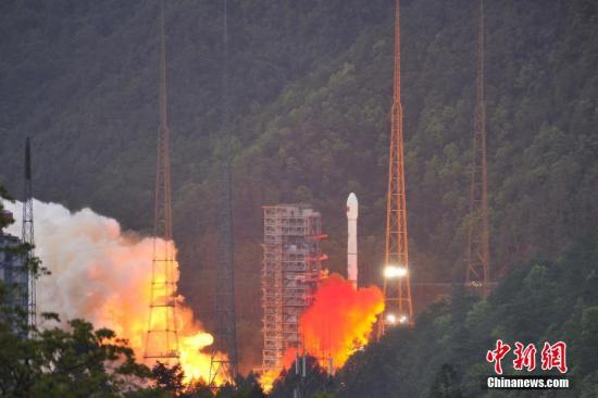 4月12日19時(shí)04分，中國(guó)西昌衛(wèi)星發(fā)射中心成功發(fā)射實(shí)踐十三號(hào)衛(wèi)星。 葉樂(lè)峰 攝