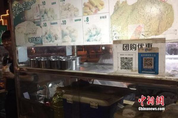 不少小商販都用上掃碼支付。中新網(wǎng) 吳濤 攝