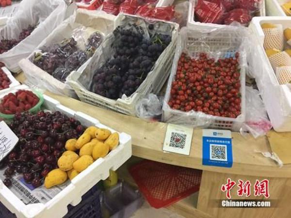 某水果攤，收款二維碼貼在顯眼位置。中新網(wǎng) 吳濤 攝