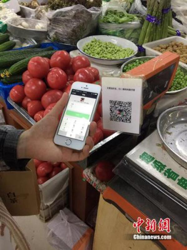 有顧客正在用微信支付結(jié)賬。中新網(wǎng) 吳濤 攝