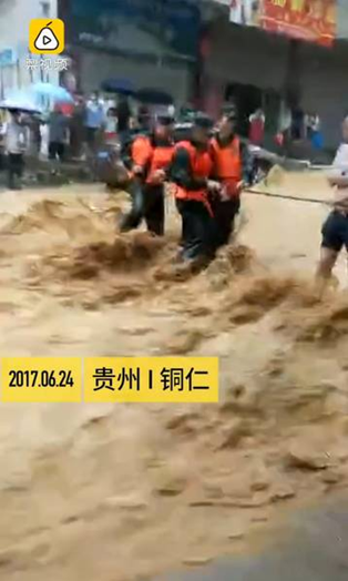 圖為6月24日，貴州銅仁多個(gè)區(qū)縣遭暴雨襲擊。