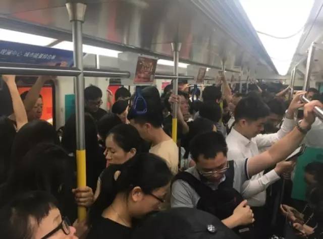 尷尬了！深圳地鐵首開女性車廂 結(jié)果塞滿男乘客