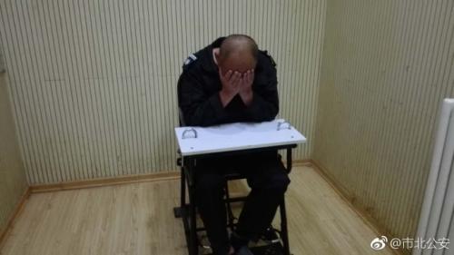  打人男子。圖片來(lái)源：青島市公安局市北分局官方微博