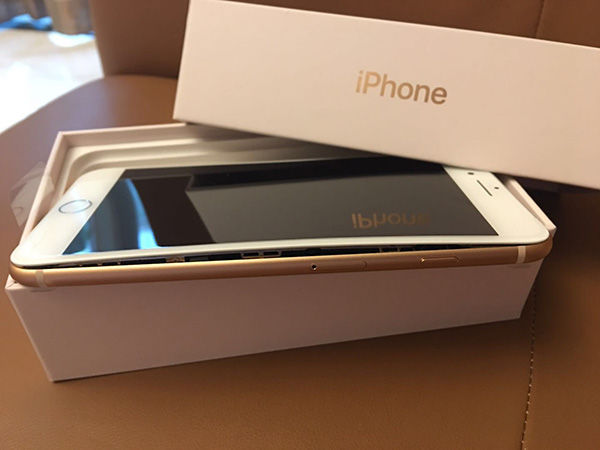 女子買iPhone 8才2天充電時就冒煙 直接用水澆手機(jī)