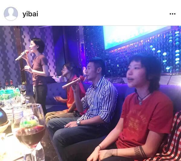 王菲母女跟李榮浩一起唱K，竇靖童的表情亮了