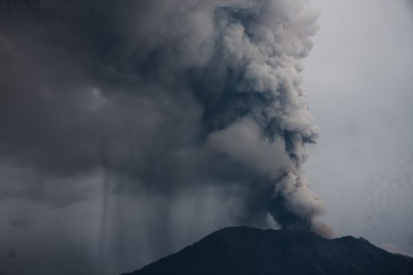 這是11月28日在印度尼西亞巴厘島拍攝的噴發(fā)火山灰的阿貢火山。新華社發(fā)