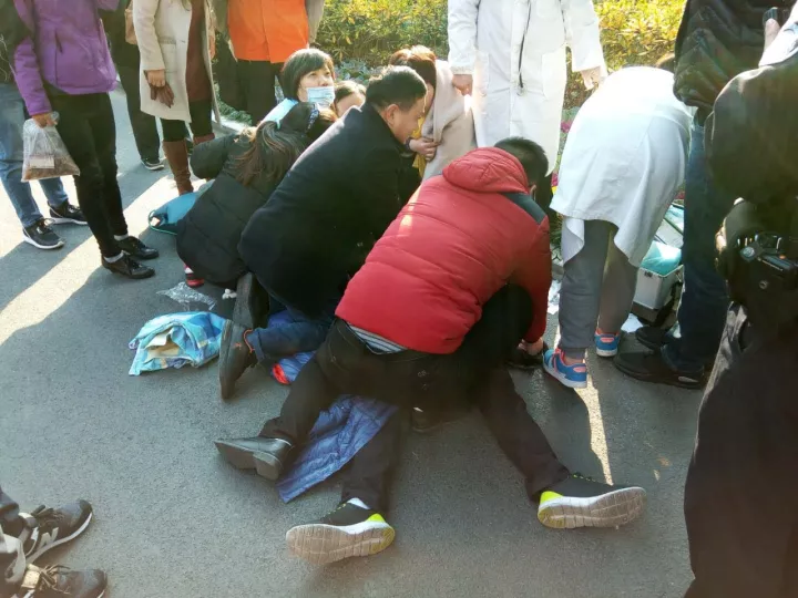 23歲IT男大學(xué)門(mén)口沒(méi)了心跳 保安飆車送醫(yī)生