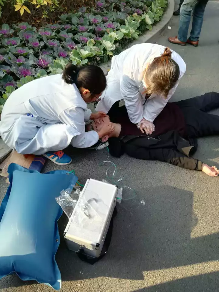 23歲IT男大學(xué)門(mén)口沒(méi)了心跳 保安飆車送醫(yī)生