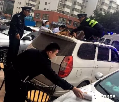 ▲女子跌落至一面包車(chē)車(chē)頂，民警和醫(yī)護(hù)人員將其救下。