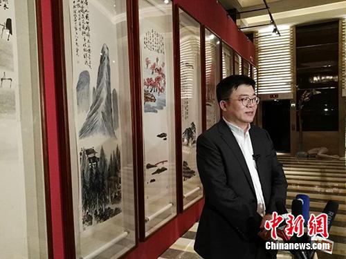 北京保利拍賣執(zhí)行董事趙旭在當(dāng)晚接受采訪。<a target='_blank'  _fcksavedurl='http://www.chinanews.com/' _fcksavedurl='http://www.chinanews.com/' >中新網(wǎng)</a>記者 宋宇晟 攝