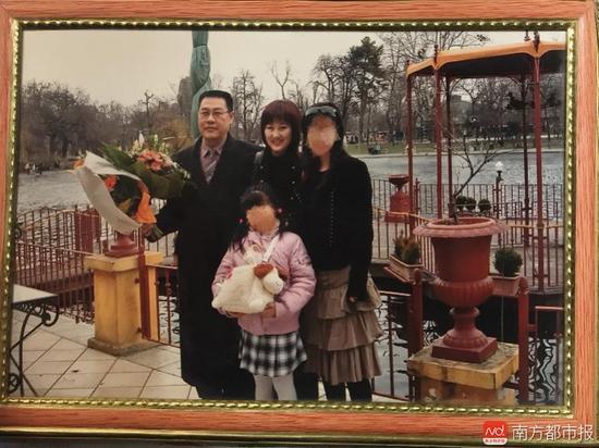 回國之前的張津華和王煥凱，兩個(gè)可愛的女兒，一家四口曾經(jīng)幸福的生活。