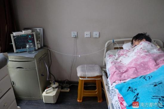 為了照顧張津華，家人把家里的房間變成了病房。氧氣管、心電圖、呼吸機(jī)、排痰機(jī)、鼻飼管、藥柜……（羅逸爵 攝）