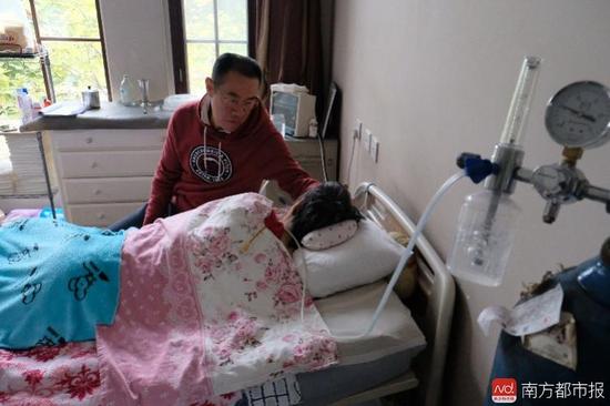 氧氣的轟隆聲，一刻不停地在這個(gè)家里“吵”了九年多。（羅逸爵 攝）