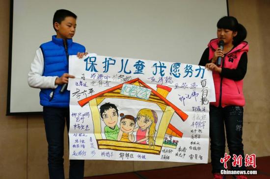 12月4日，由全國(guó)婦聯(lián)和聯(lián)合國(guó)兒童基金會(huì)在北京共同舉辦了“共同行動(dòng)——停止對(duì)兒童暴力，促進(jìn)兒童保護(hù)”的主題宣傳活動(dòng)。圖為活動(dòng)兒童代表以繪畫的形式說出他們的心聲。<a target='_blank'  _fcksavedurl='http://www.chinanews.com/'>中新社</a>發(fā) 富田 攝
