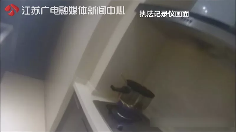 醉酒女子獨(dú)自在家干這事 醒來(lái)看見(jiàn)滿(mǎn)屋陌生人
