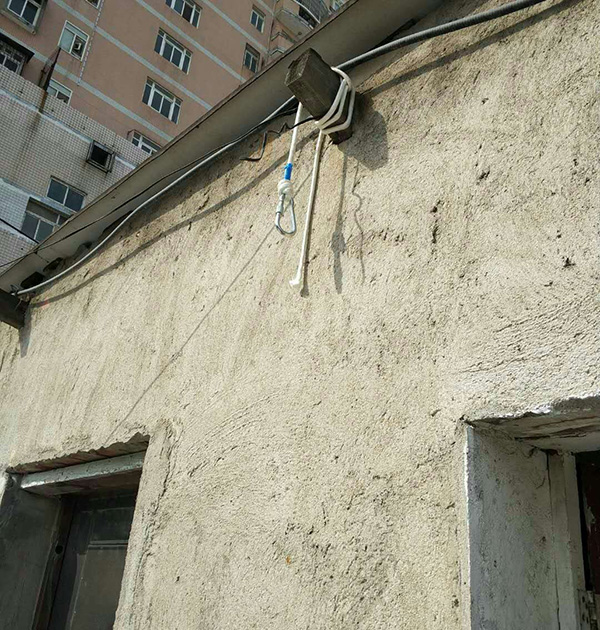 懸掛的登山繩子和房梁。