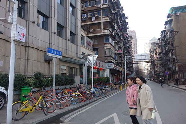 上海路的兩邊，大多是一些老房子。