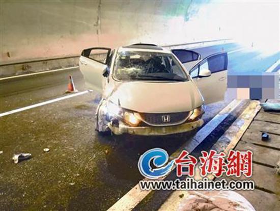小車在龍巖高速隧道內(nèi)翻車，擋風玻璃脫落。 臺海網(wǎng) 圖