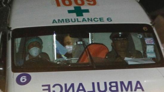 救護車帶著被救少年離開。（圖：EPA）