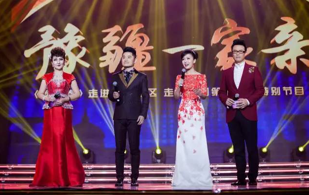 主持人：白燕升、龐曉戈、關(guān)楓、熱娜·古麗（從右到左）
