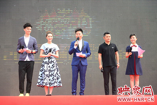 電視臺(tái)主持人與電臺(tái)主播搭檔主持，讓人耳目一新