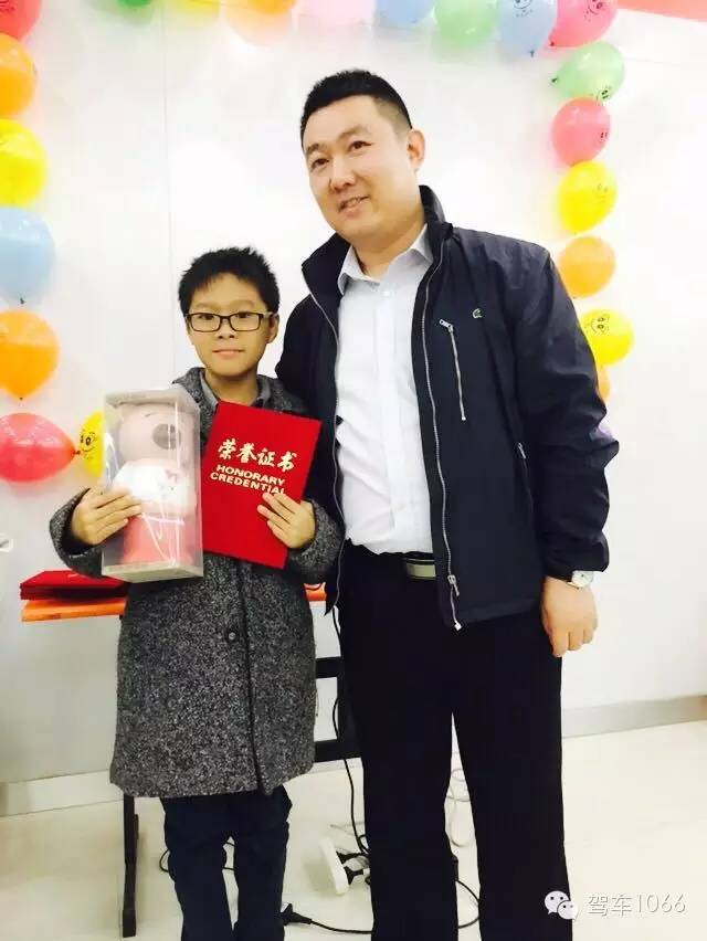 我是小小銀行家，來跟行長合個(gè)影哦