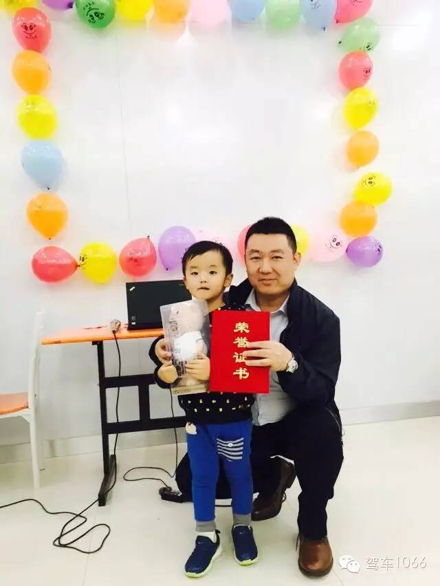 我是小小銀行家，來跟行長合個(gè)影哦