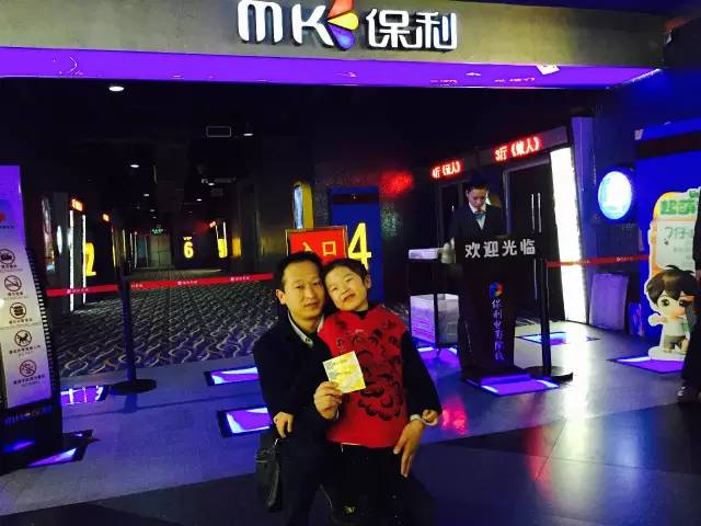 再來(lái)看兩個(gè)萌娃，表情都好有戲！