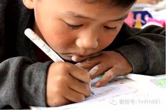 小手黑黑的，像是很少洗