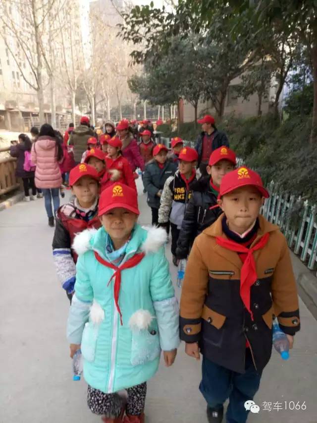 脖子上戴著紅領(lǐng)巾，頭上頂著小紅帽，排著整齊的隊伍——出發(fā)！