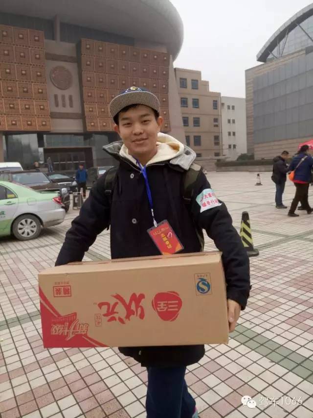 河南電臺(tái)1066主持人小澤，搬送愛心餃子。