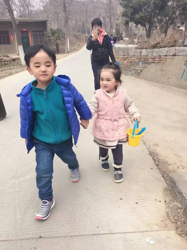 哥哥帶著妹妹跑著去植樹！