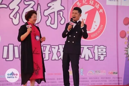 原來(lái)是關(guān)大帥哥的演唱，逗笑了全場(chǎng)觀眾