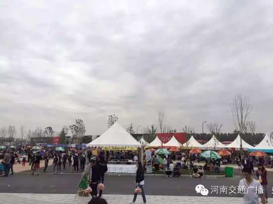 雖然天空已經(jīng)烏云密布，但大家的熱情絲毫不減！