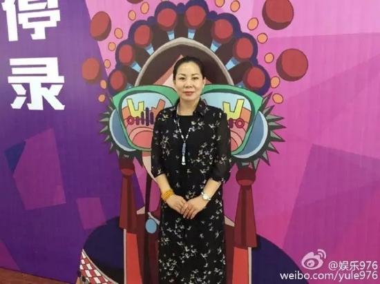 河南大愛劇團代表張艷紅講述自己帶領(lǐng)團里的演員參與挑戰(zhàn)的故事。