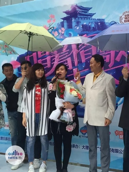 海波瞞著妻子，請來妻子的家人，耿梅驚喜感動，喜極而泣~