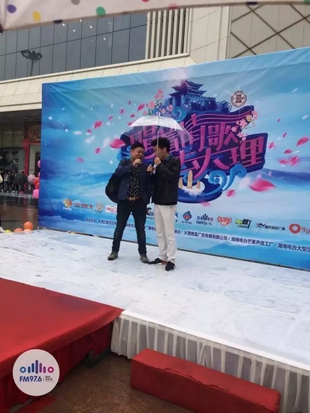 這位男士向遠在家鄉(xiāng)的妻子隔空表白，勇氣真是大大的，您對妻子的愛，已經超越萬水千山。